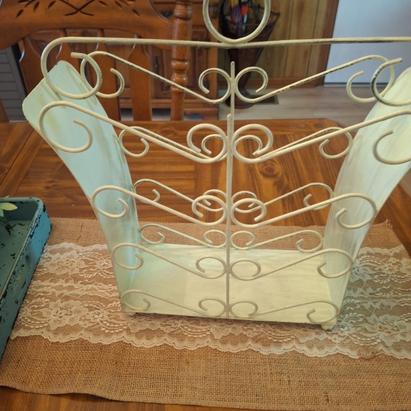 Elegant Cream Metal Magazine Rack - Picture 5 of 7
